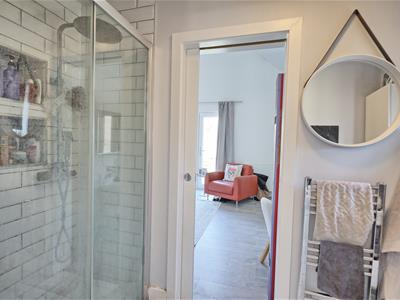 JACK AND JILL SHOWER ROOM